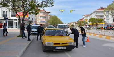 Antalya'da Kısıtlamaya rağmen dışarı çıktılar, cezayı yediler