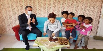 Adana'da milli eğitim müdüründen öğrencilere doğum günü sürprizi
