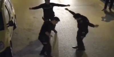 Antalya’nın Alanya ilçesinde balkondaki vatandaşlar çaldı, polisler oynadı