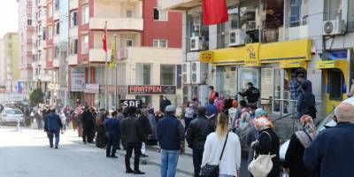 Zonguldak Ereğli'de PTT önünde şifre kuyruğu