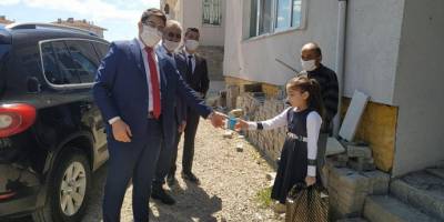 İlkokul öğrencisi Zeynep harçlıklarını Milli Dayanışma Kampanyasına bağışladı