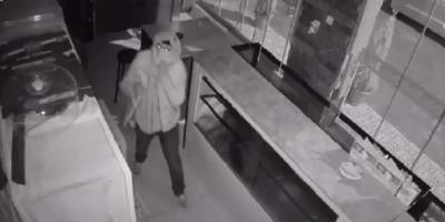 İzmir'de iş yerinden televizyon çalan hırsız güvenlik kamerasına yakalandı