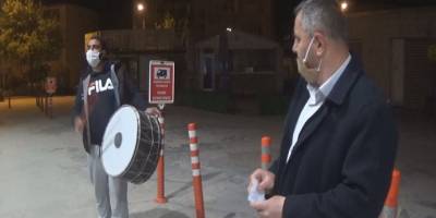 Bursa'nın İnegöl İlçesinde davulcu çaldı, muhtar sağlık çalışanları için söyledi