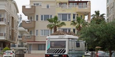 Araçlarını sosyal mesafe kuralına göre park eden karavancılar, salgın sebebiyle karavanlarından çıkmıyor