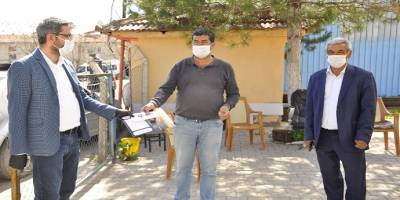 AK Parti Malatya'nın Arguvan ilçesinde maske dağıttı