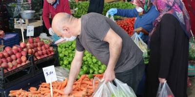Kocaeli’de vatandaşlar korona virüs tedbirlerine rağmen pazarda ürünleri elleriyle seçtiler