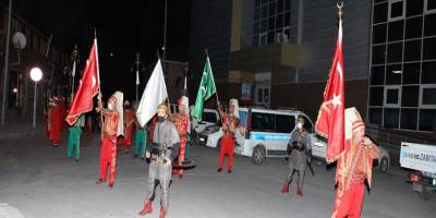 Afyonkarahisar'da Mehter takımından evde kalan vatandaşlara moral konseri