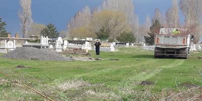 Kars Arpaçay Belediyesi mezarlıkları ağaçlandırıyor