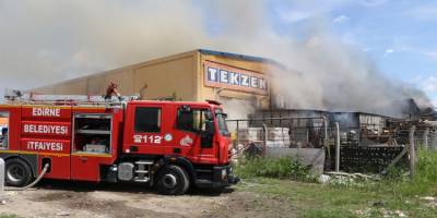 Edirne’de korkutan yangın! İş yeri küle döndü, maddi kayıp çok büyük
