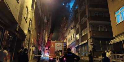 Kağıthane'de 4 katlı binanın çatısında çıkan yangın paniğe neden oldu