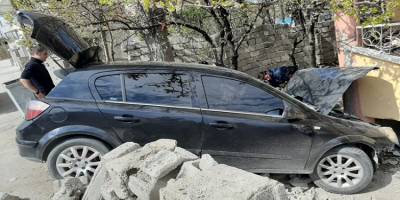 Van’da hızını alamayan otomobil evin bahçesine uçtu