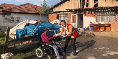 Düzce’de Kızılay hayırsever fırıncılar tarafından bağışlanan pideleri dağıttı