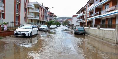 Sağanak yağış Manisa Kula’da hayatı olumsuz etkiledi