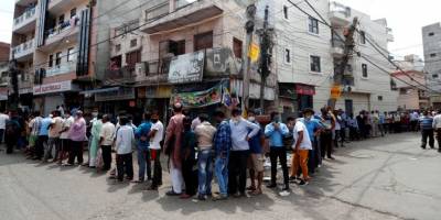 Kuyruğun sonu yok.! Hindistan'da ölümü göze alarak alkol kuyruğuna girdiler