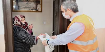 Kocaeli Çayırova’da 15 günde üretilen 300 bin maske dağıtıldı