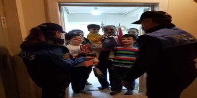 Karabük 'te Salgınla mücadele eden ailenin çocuğuna polislerden doğum günü sürprizi