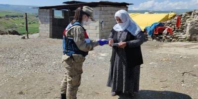 Siirt'te Jandarma ekipleri, 65 yaş ve üstü vatandaşların maaşlarını evlerinde teslim etti