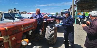 Antalya Büyükşehir belediyesi Çandır Hali’nde üreticiye ücretsiz maske dağıtıldı