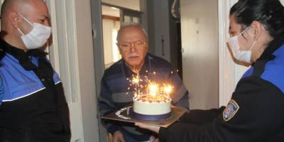 Avukat Çetin Berköz doğum günü mumunu polisle birlikte söndürüp, onlara saz çalıp şarkı söyledi