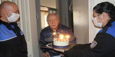 Adana'da Polisin doğum günü sürprizi emektar avukatı duygulandırdı