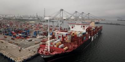 19 bin 224 TEU'luk dev konteyner gemisi Kocaeli'deki limana demir attı