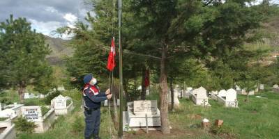 Çorum'da Jandarma Şehit kabirlerindeki bayrakları yeniledi