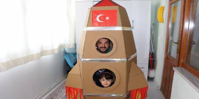 Karabük'te Kızı evde sıkılmasın diye balkonu uzay üssüne çevirdi