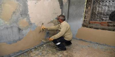 Mersin Toroslar Belediyesi evi yanan ailenin yardımına koştu