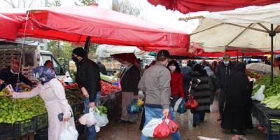 Erzurumlu vatandaşlar yağmura aldırış etmedi, şemsiyesini alan pazara koştu