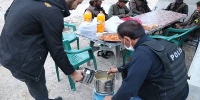 Sınır ötesindeki görev yapan asker ve polislere iftar ikramı