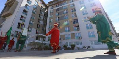 İzmir'de Yurtta karantina süresi tamamlananlar Mehter Marşı ve fidanlarla uğurlandı