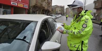 Hakkari'de Trafik ekipleri vatandaşlara maske dağıttı