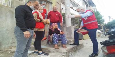 İzmir'de Türk Kızılayı Roman vatandaşlara iftar yemeği dağıttı