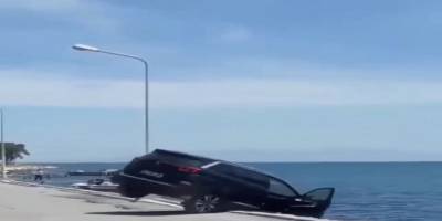 İzmir Urla'da el frenini indirip kiraladığı lüks cipi denize attı