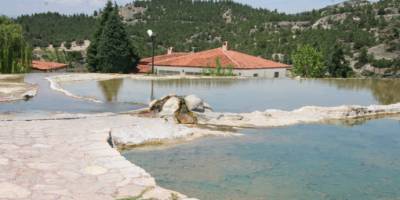 Denizli’de Dünyaca ünlü kırmızı su, artık kurbağa yavrularının