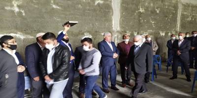 Diyarbakır Silvan ilçesinde husumetli olan iki aile, sosyal mesafe kurallarına uyup maske takarak barıştı