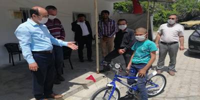 Aydın Söke'de Kaymakam Kurtbeyoğlu’ndan minik Halil’e bisiklet sürprizi