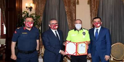 Antalya Valisi Karaloğlu Trafik Haftasını başarı belgesiyle kutladı
