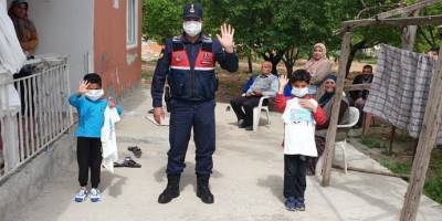 Malatya'nın Yeşilyurt ilçesinde Jandarma'dan evde kalan çocuklara hediye