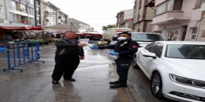 Eskişehir’de Vefa Sosyal Destek Grubu Mahalle pazarında vatandaşlara maske dağıttı