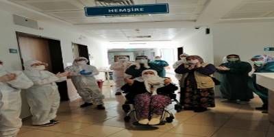 Sakarya'da 93 yaşında korona virüsünü yendi alkışlarla taburcu oldu