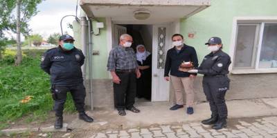 Kütahya'da 86 yaşındaki vatandaşa polisten doğum günü sürprizi