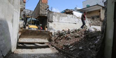 Şırnak Cizre Belediyesi yıkılan metruk binaların molozlarını kaldırıyor