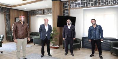 Mardin İl Milli Eğitim Müdürü Şehmus Sümer, Artuklu, berber ve güzellik salonlarına yüz koruyucu siper dağıtıldı
