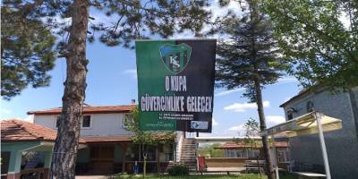 Kocaelispor bayraklarını köy meydanlarına asmasıyla şampiyonluk havası yaşanmaya başladı.