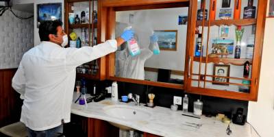 İzmir Çeşme'de kuaför ve berberlerin açılış hazırlığı başladı