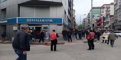 Zonguldak'ta Banka önlerinde sosyal mesafe uyarıları