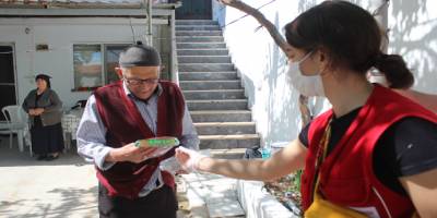 Menteşe Kızılay Şubesi tarafından 65 yaş üstü vatandaşlara maske dağıttı