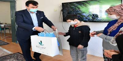 Bursa Osmangazi'de yetim çocuklara iftarlık ve hediye