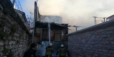 Fatih Haseki'de ahşap iki binada korkutan yangın